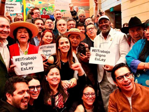 Congresistas y ministros tras aprobación de la reforma laboral