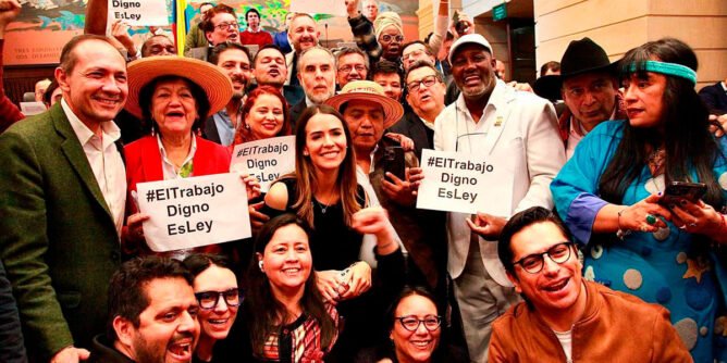 Congresistas y ministros tras aprobación de la reforma laboral
