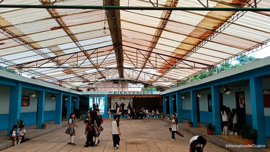 Cubierta del patio de la sede 2 de la IE Santo Tomás de Aquino