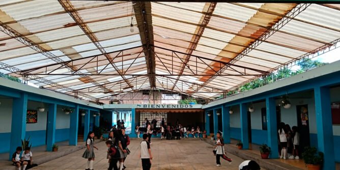 Cubierta del patio de la sede 2 de la IE Santo Tomás de Aquino