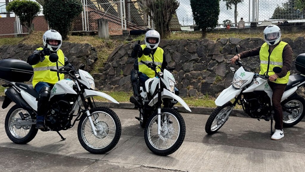 Dotación de motocicletas a instructores del Sena