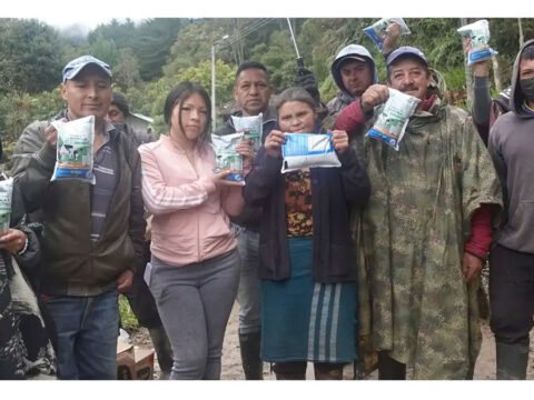 Ganaderos entregaron leche a familias de El Encano
