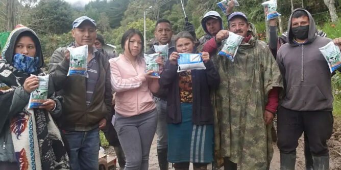 Ganaderos entregaron leche a familias de El Encano