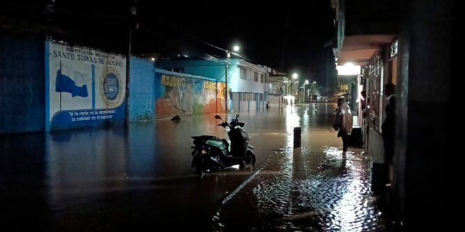 Inundación en la calle 12 con carrera 4 en Sandoná