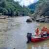 Tres personas desaparecidas tras naufragio de lancha en el río Telembí, Barbacoas Lancha con integrantes de la Defensa Civil en el río Telembí