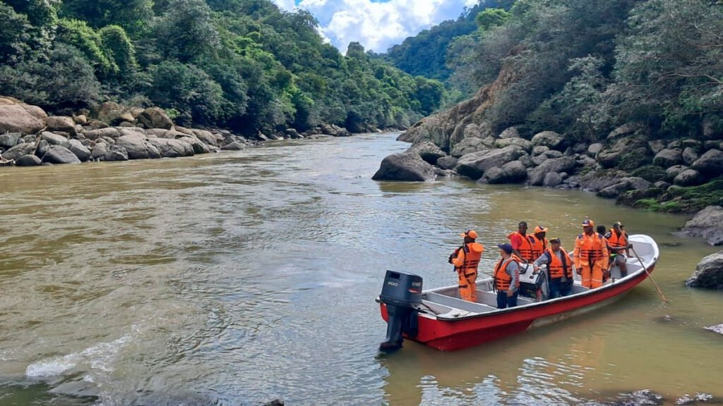 Lancha con integrantes de la Defensa Civil en el río Telembí