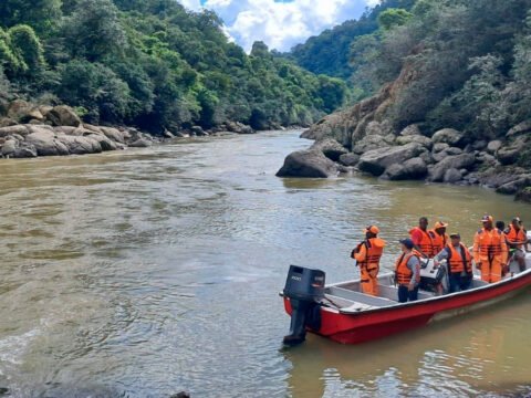 Lancha con integrantes de la Defensa Civil en el río Telembí