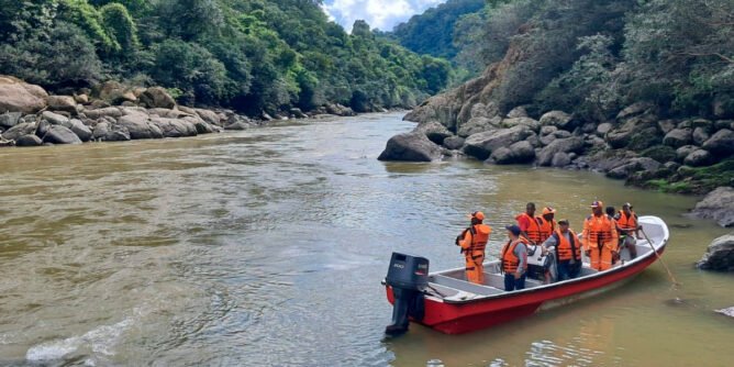 Lancha con integrantes de la Defensa Civil en el río Telembí