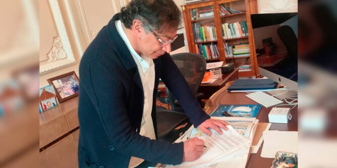 Presidente Petro firmó el decreto que convoca a consulta popular