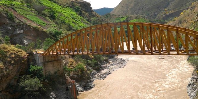 Puente Puerto Rico sobre el río Patía, entre Policarpa y El Peñol