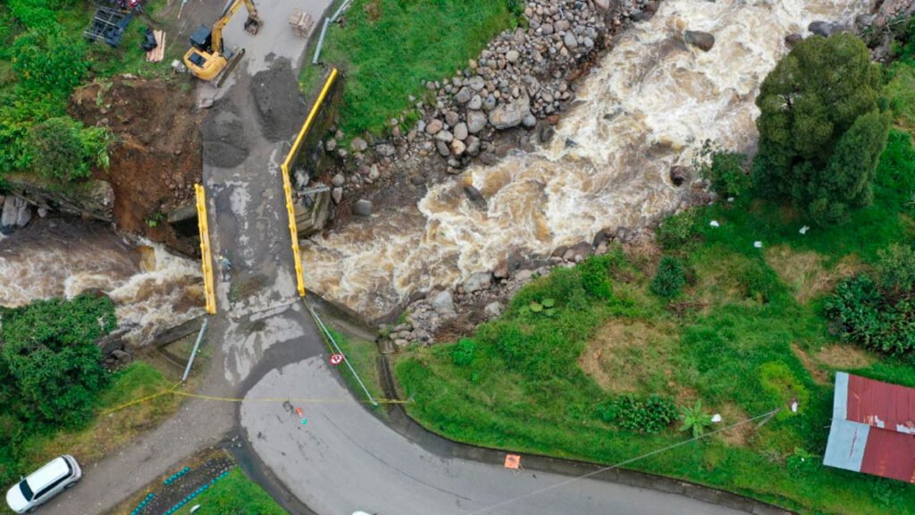 Puente sobre el río Negro en Santiago, Putumayo