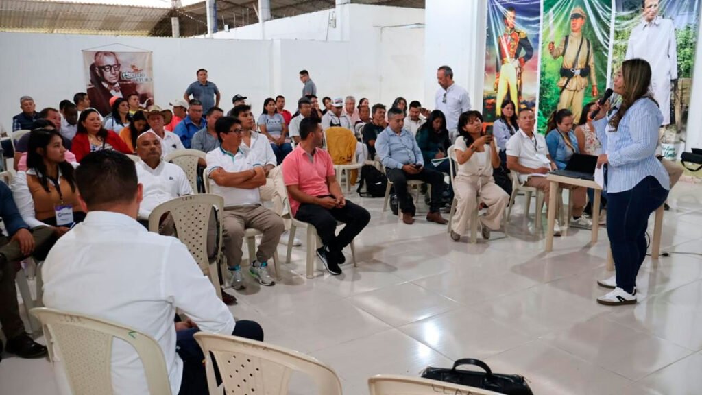 Secretaria de agricultura con cafictultores de La Unión