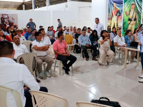 Secretaria de agricultura con cafictultores de La Unión