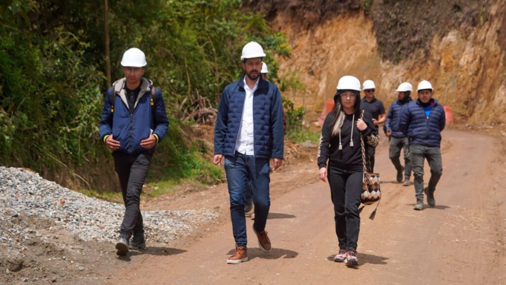Supervisan obras de pavimentación de la vía Plazuelas - Belén