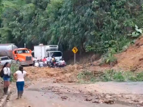 Vía al mar bloqueada en Ricaurte