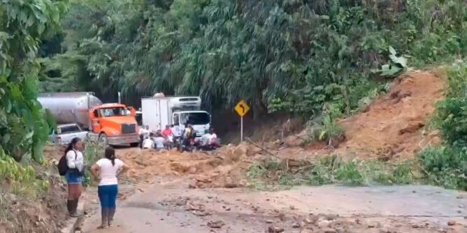 Vía al mar bloqueada en Ricaurte