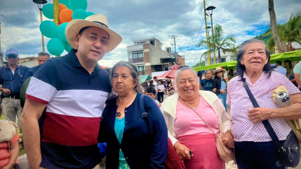 El alcalde con señoras en el día del campesino sandoneño