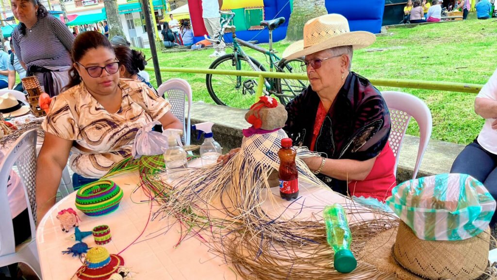 Elaboración de sombrero en el día del campesino sandoneño