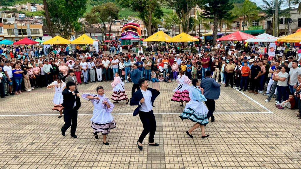 Danzas en el día del campesino sandoneño