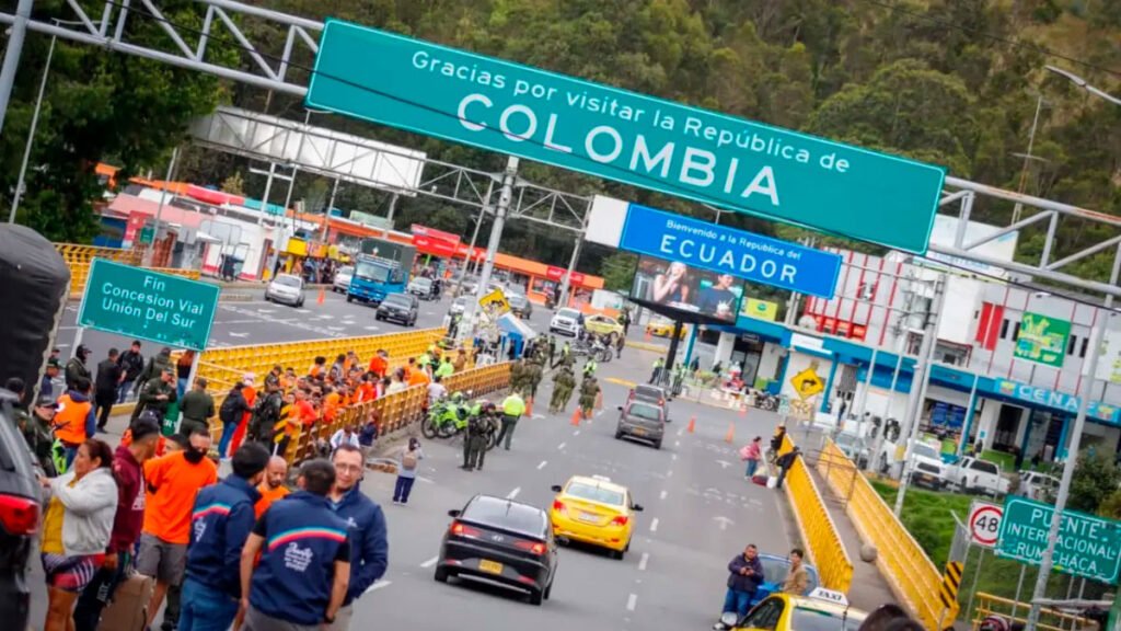 Deportados de Ecuador en el puente internacional de Rumichaca