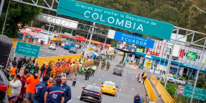 Deportados de Ecuador en el puente internacional de Rumichaca