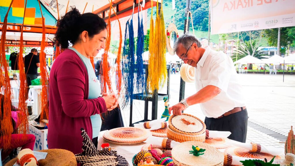 Feria Innovapaz en el parque principal de Sandoná