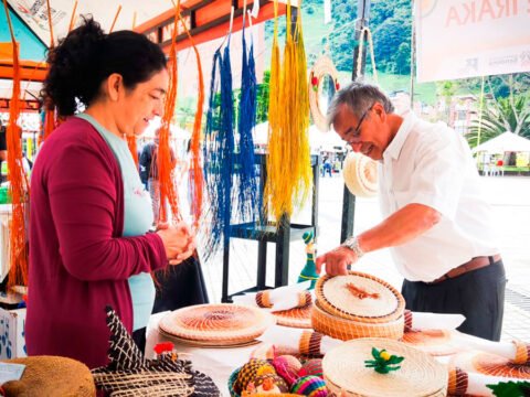 Feria Innovapaz en el parque principal de Sandoná