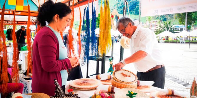 Feria Innovapaz en el parque principal de Sandoná