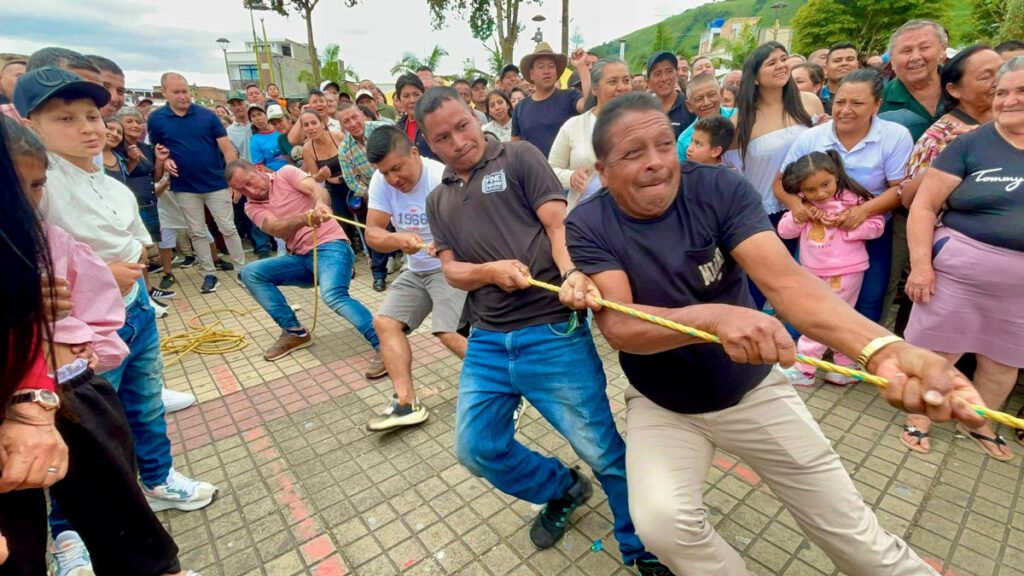 Concurso de fuerza en el día del campesino sandoneño