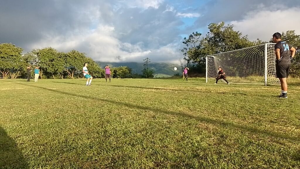 Definición desde el punto penal en el campeonato municipal de fútbol de El Tambillo