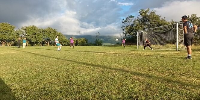 Definición desde el punto penal en el campeonato municipal de fútbol de El Tambillo