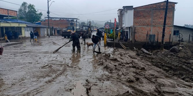 Labores de remoción en Colón, Putumayo, luego de la avalancha