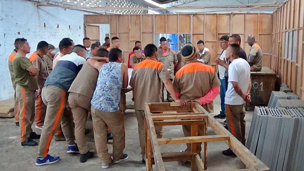 Personas privadas de la libertad en Pasto, Nariño se capacitan en ebanistería con el SENA