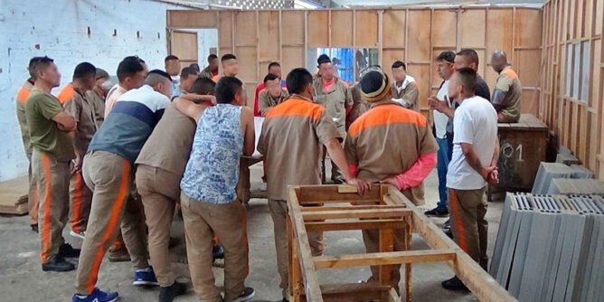 Personas privadas de la libertad en Pasto, Nariño se capacitan en ebanistería con el SENA