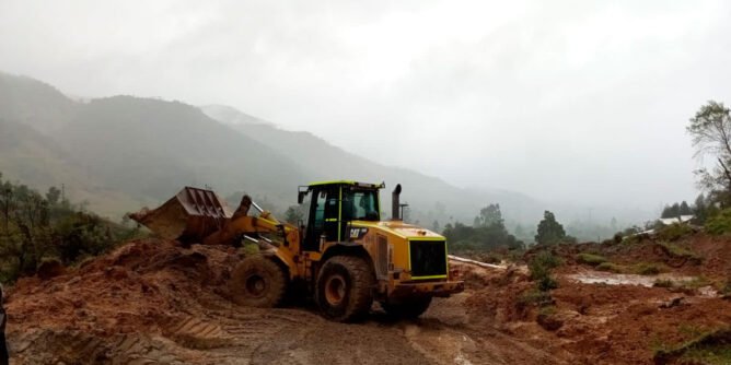 Remoción de derrumbe en la vía San Francisco - Mocoa