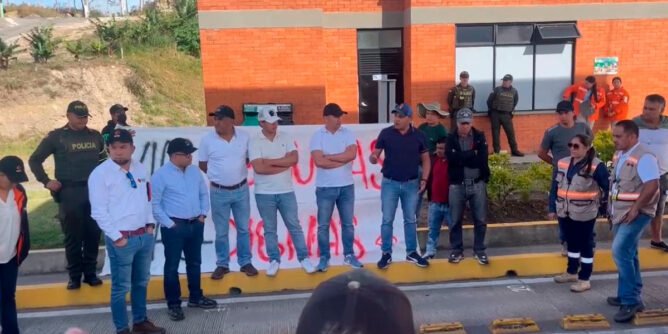 reunión de camioneros con funcionarios de Invías