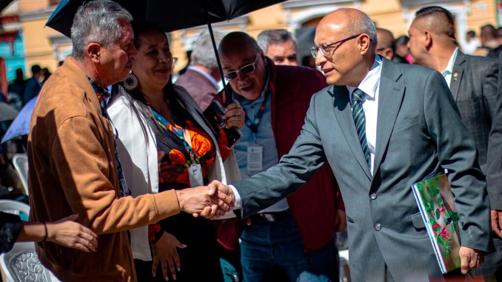 Alcalde de Pasto Nicolás Toro en la entrega de cámaras de seguridad