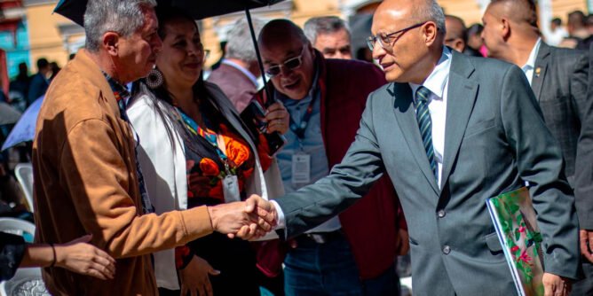 Alcalde de Pasto Nicolás Toro en la entrega de cámaras de seguridad