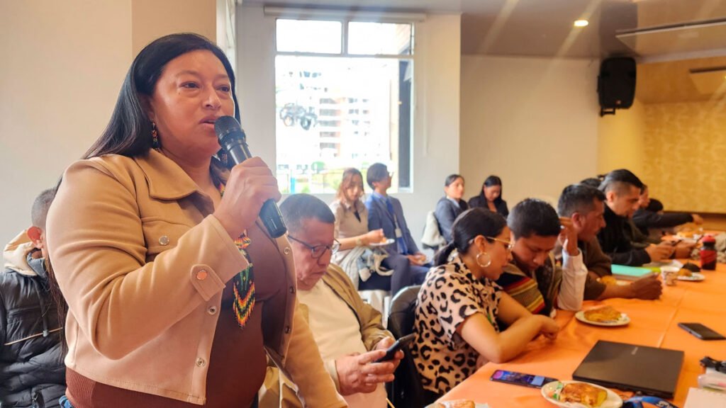 Comunidades indígenas y autoridades en reunión de educación superior