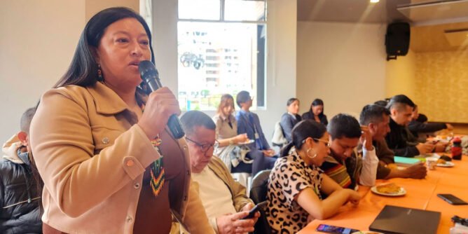 Comunidades indígenas y autoridades en reunión de educación superior