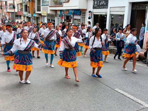 Desfile cultural en las Bodas de Diamante de la IE Nuestra Señora de Fátima