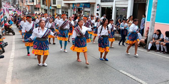 Desfile cultural en las Bodas de Diamante de la IE Nuestra Señora de Fátima