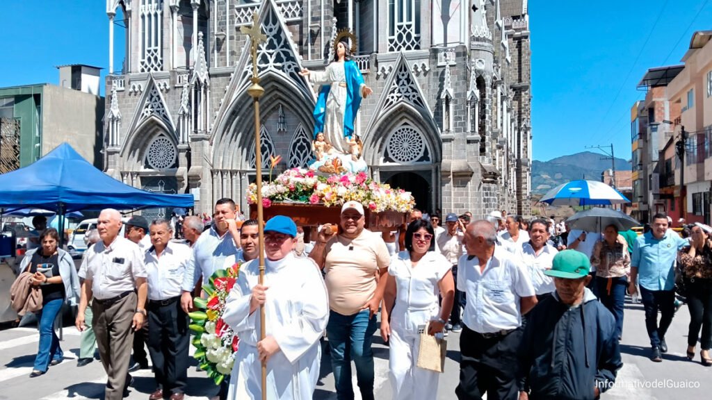 Procesión con la imagen de Nuestra Señora del Tránsito