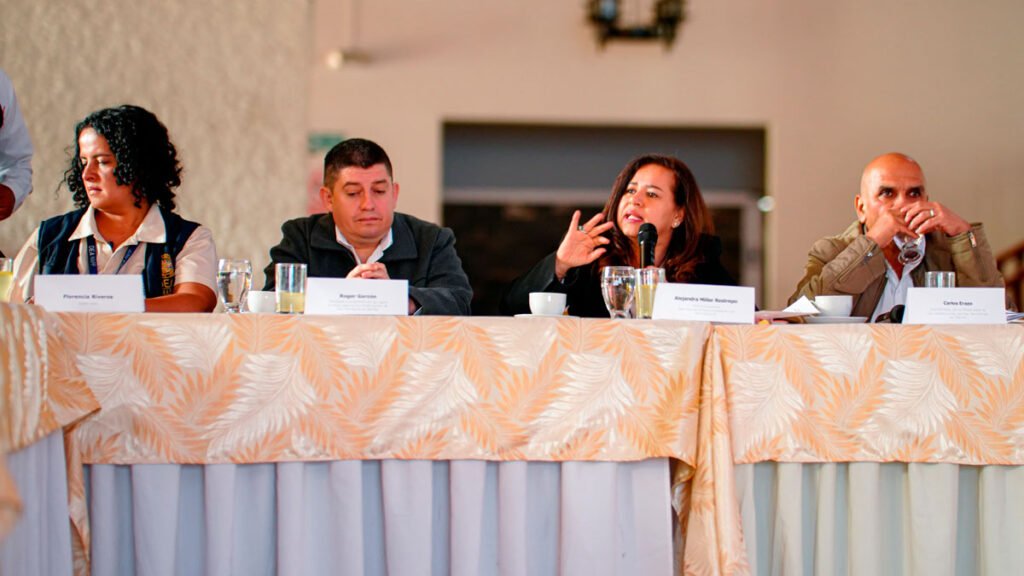 Socializan programa de reintegración con Comuneros del Sur