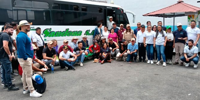 Transportes Sandoná con periodistas turísticos
