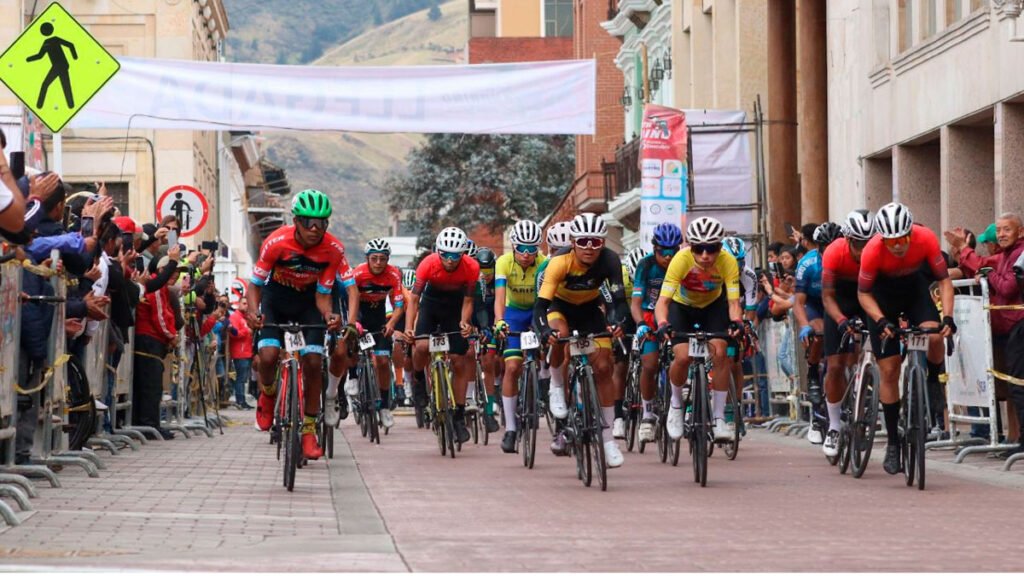 Ciclistas participando en la Vuelta a Nariño