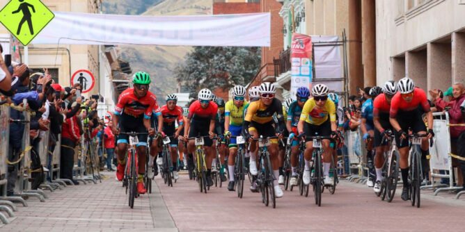 Ciclistas participando en la Vuelta a Nariño