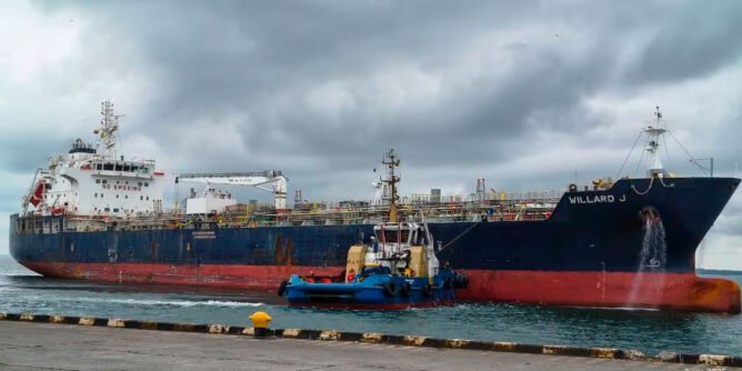 Buque con combustible en el puerto de Tumaco