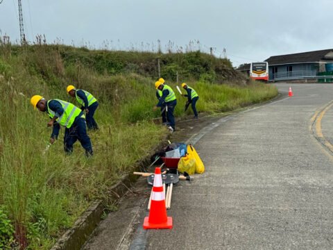 Cuadrilla de mantenimiento de la vía Junín - Barbacoas