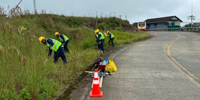 Cuadrilla de mantenimiento de la vía Junín - Barbacoas